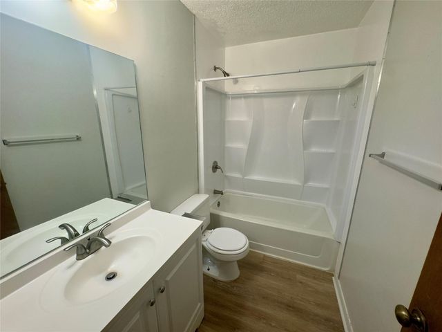 112 B Mockingbird LN, Lockhart, TX 78644