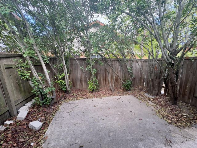 112 B Mockingbird LN, Lockhart, TX 78644