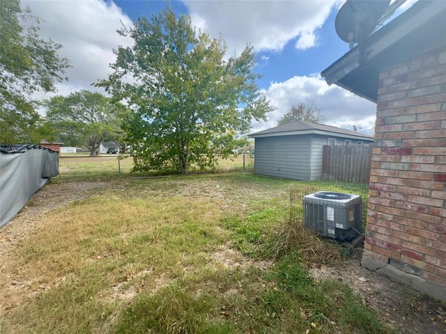 112 B Mockingbird LN, Lockhart, TX 78644