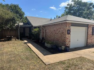 112 B Mockingbird LN, Lockhart, TX 78644