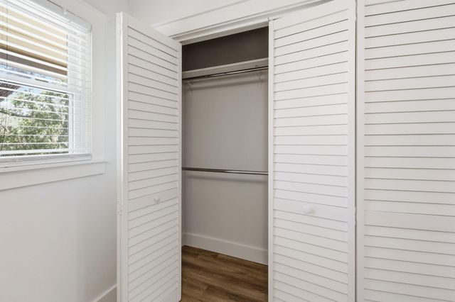 404 Saint Charles Court, Charleston, SC 29407