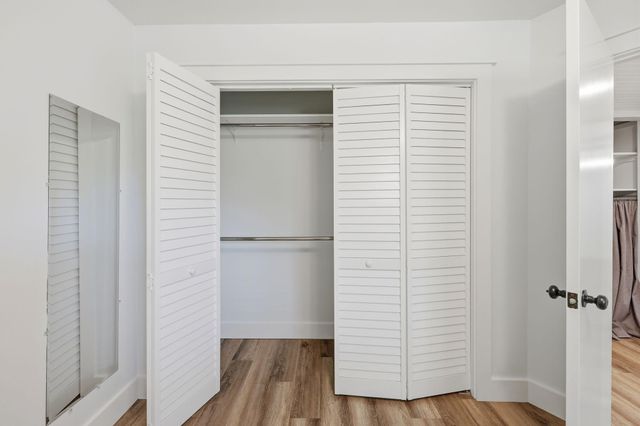 404 Saint Charles Court, Charleston, SC 29407