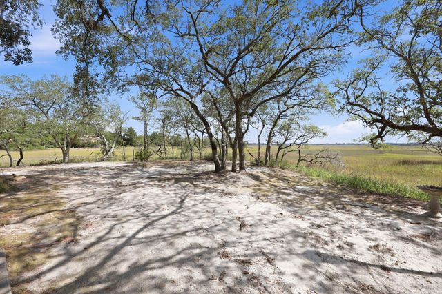 404 Saint Charles Court, Charleston, SC 29407
