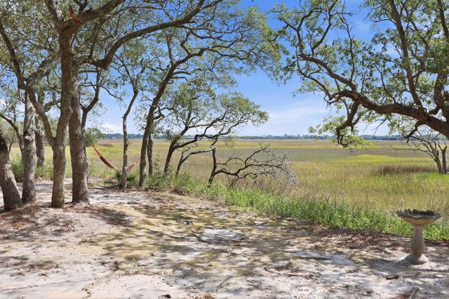 404 Saint Charles Court, Charleston, SC 29407