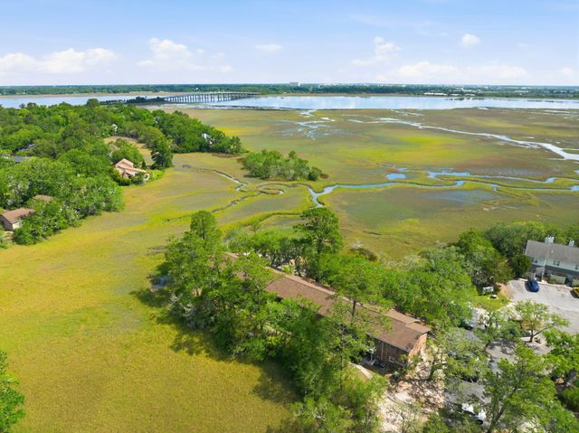 404 Saint Charles Court, Charleston, SC 29407