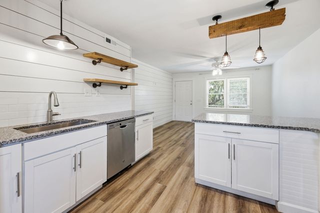 404 Saint Charles Court, Charleston, SC 29407