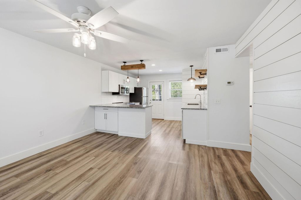 404 Saint Charles Court, Charleston, SC 29407