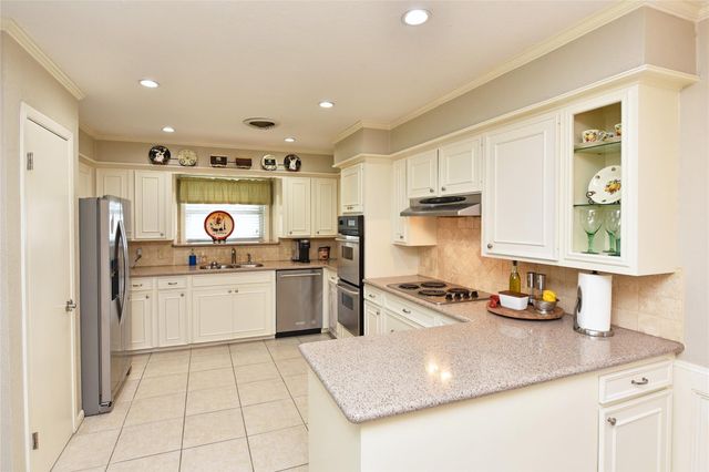 1823 Laurel Oaks Drive, Richmond, TX 77469