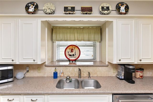 1823 Laurel Oaks Drive, Richmond, TX 77469