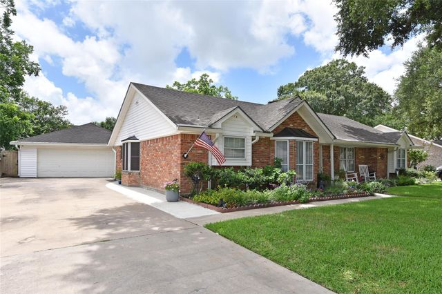 1823 Laurel Oaks Drive, Richmond, TX 77469