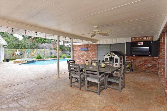 1823 Laurel Oaks Drive, Richmond, TX 77469