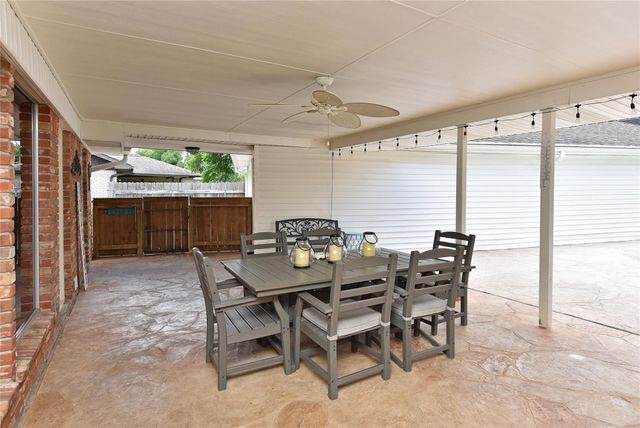 1823 Laurel Oaks Drive, Richmond, TX 77469