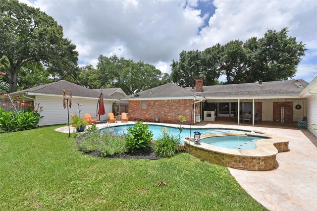 1823 Laurel Oaks Drive, Richmond, TX 77469
