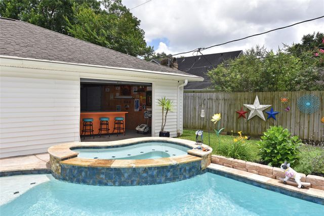 1823 Laurel Oaks Drive, Richmond, TX 77469