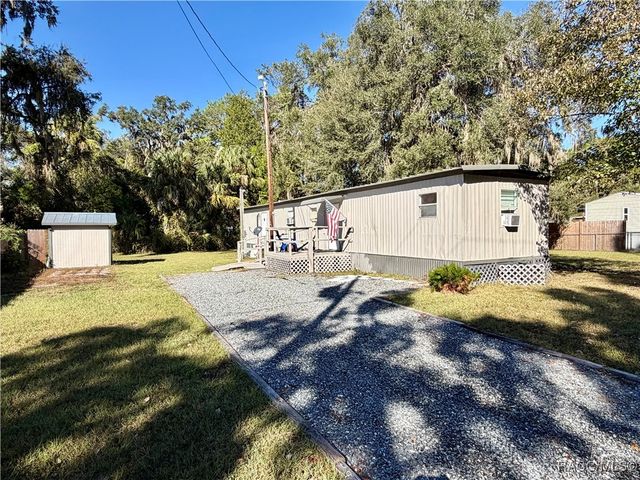 22 Pine Street, Inglis, FL 34449