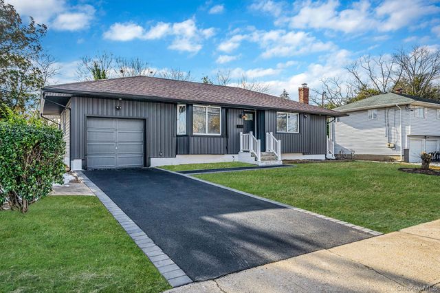 20 Bowling Lane, Deer Park, NY 11729