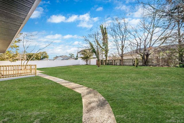 20 Bowling Lane, Deer Park, NY 11729