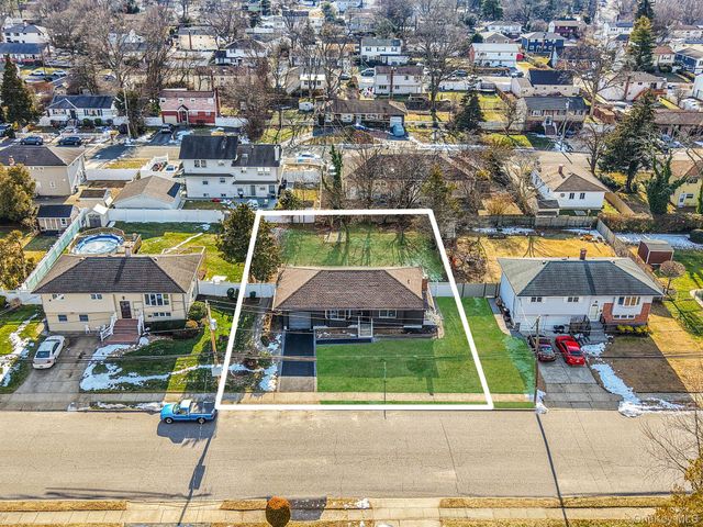 20 Bowling Lane, Deer Park, NY 11729