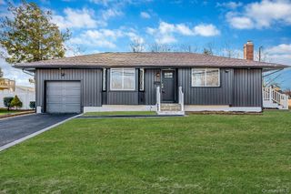 20 Bowling Lane, Deer Park, NY 11729