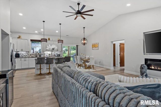 55 Durbin Terrace, Chatham, IL 62629