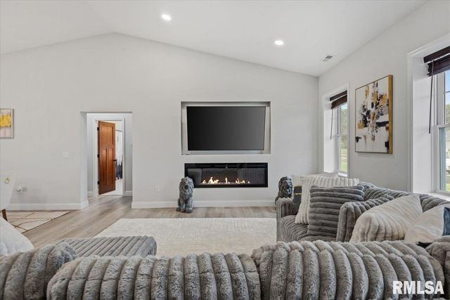 55 Durbin Terrace, Chatham, IL 62629