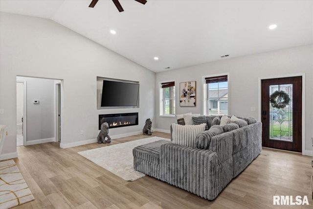 55 Durbin Terrace, Chatham, IL 62629
