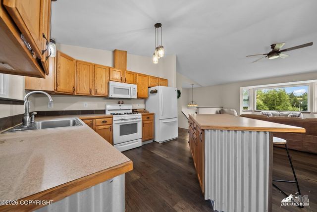 2710 N Cottonwood Loop, Wasilla, AK 99654