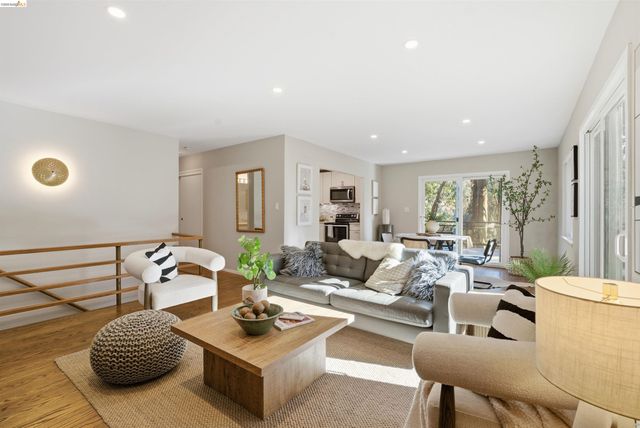 6416 Valley View Rd, Oakland, CA 94611