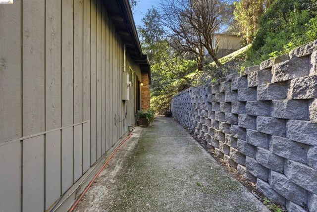 6416 Valley View Rd, Oakland, CA 94611