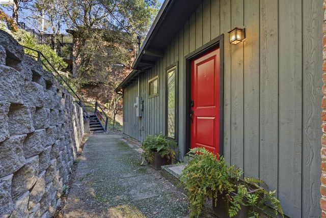 6416 Valley View Rd, Oakland, CA 94611