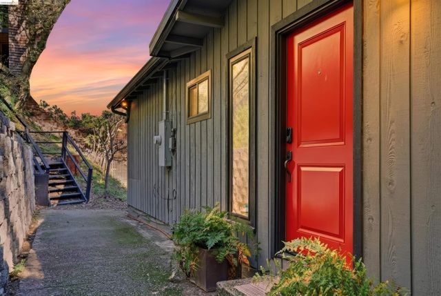 6416 Valley View Rd, Oakland, CA 94611