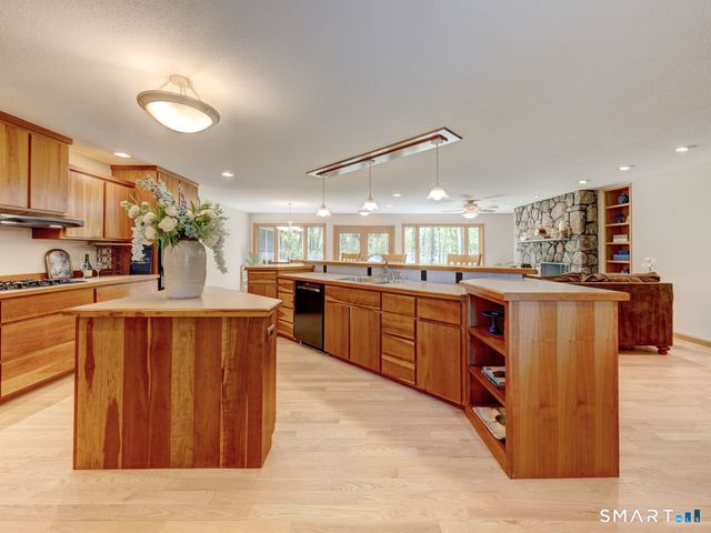 123 Round Hill Road, Middletown, CT 06457