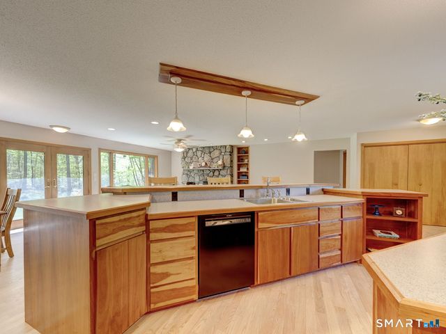 123 Round Hill Road, Middletown, CT 06457