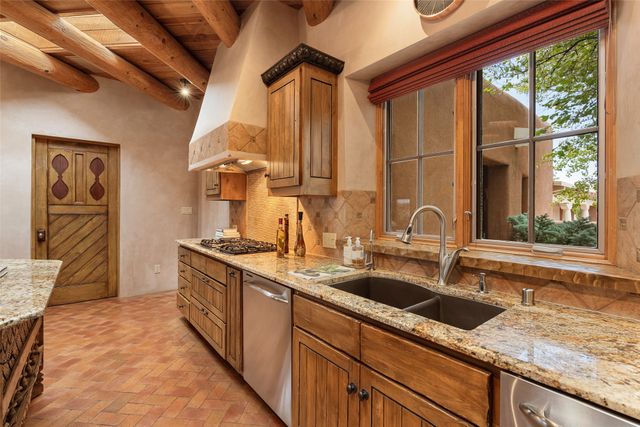 22 Paseo Aragon, Santa Fe, NM 87506
