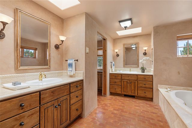 22 Paseo Aragon, Santa Fe, NM 87506