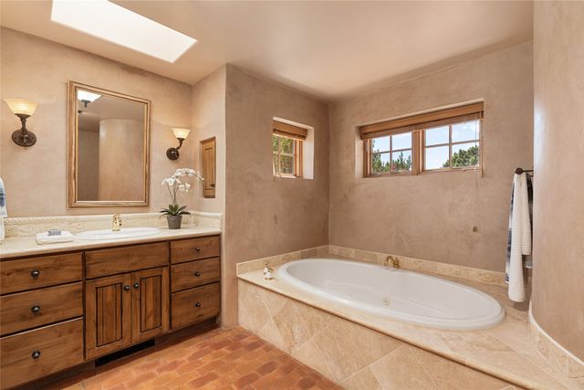 22 Paseo Aragon, Santa Fe, NM 87506