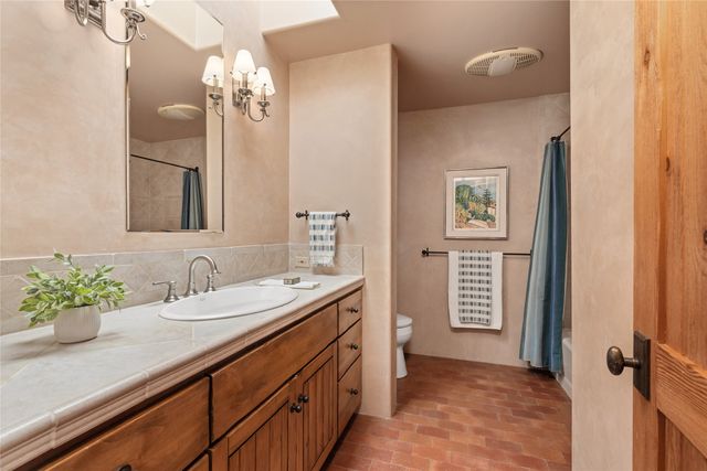22 Paseo Aragon, Santa Fe, NM 87506
