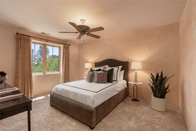 22 Paseo Aragon, Santa Fe, NM 87506
