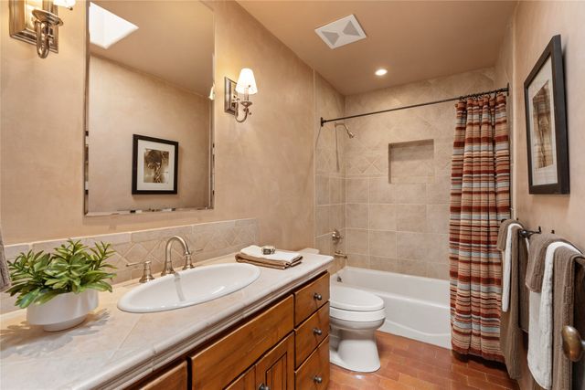 22 Paseo Aragon, Santa Fe, NM 87506