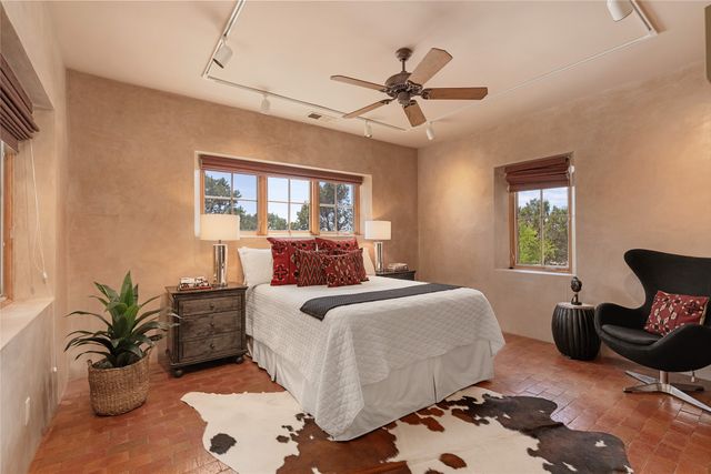 22 Paseo Aragon, Santa Fe, NM 87506