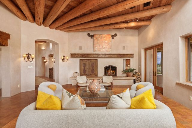 22 Paseo Aragon, Santa Fe, NM 87506