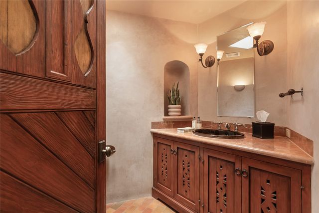 22 Paseo Aragon, Santa Fe, NM 87506