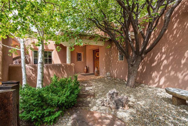 22 Paseo Aragon, Santa Fe, NM 87506