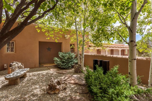 22 Paseo Aragon, Santa Fe, NM 87506