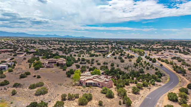 22 Paseo Aragon, Santa Fe, NM 87506
