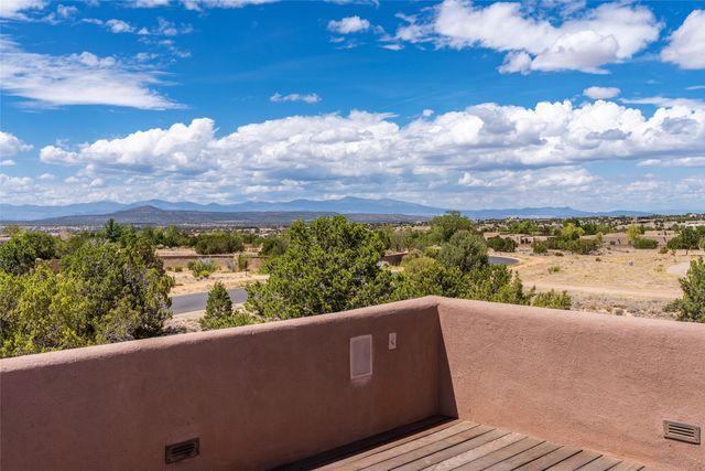 22 Paseo Aragon, Santa Fe, NM 87506