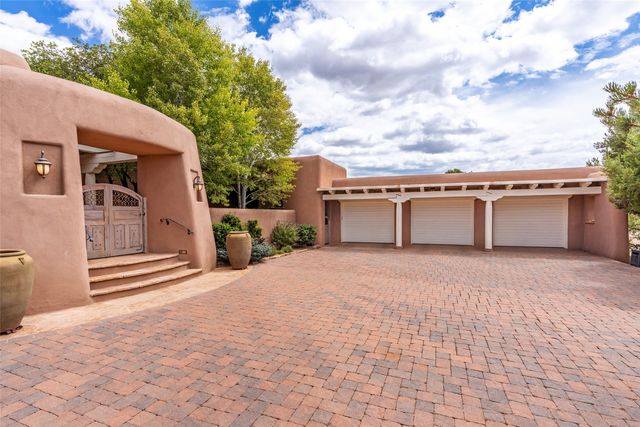 22 Paseo Aragon, Santa Fe, NM 87506