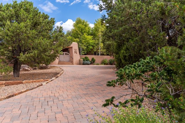 22 Paseo Aragon, Santa Fe, NM 87506