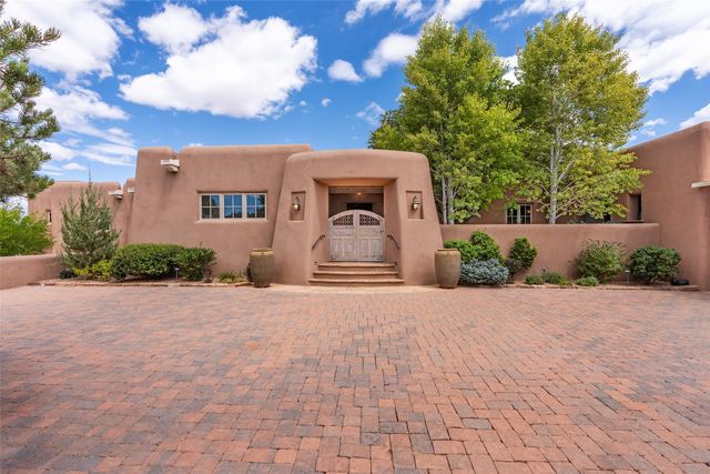 22 Paseo Aragon, Santa Fe, NM 87506