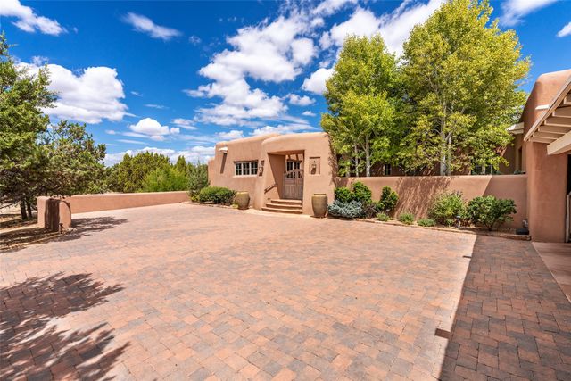 22 Paseo Aragon, Santa Fe, NM 87506